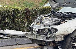 Kontrolden çıkan otomobil refüje çarptı, motor...