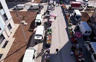 Konutlarda kalan depremzedeler için semt pazarı...