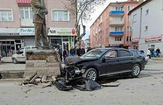 Konya’da kontrolden çıkan otomobil heykele çarptı