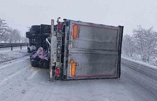 Konya’da saman balyası yüklü tır devrildi: 2...