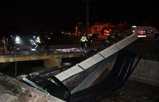 Köprüden uçan tırın sürücüsü aracı bırakıp...