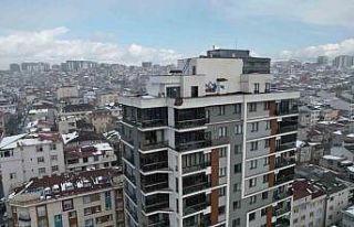 Küçükçekmece’de bir binanın çatısına yıldırım...