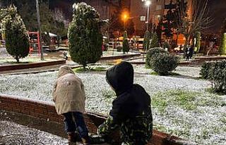 Küçükçekmece’de kar yağışı sonrası çocuklar...