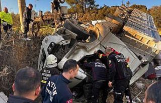 Kuşadası’nda virajı alamayan tır tarlaya uçtu:...