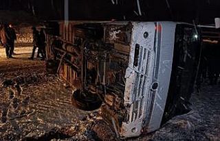 Kütahya’da işçi servisi kaza yaptı: 3 yaralı