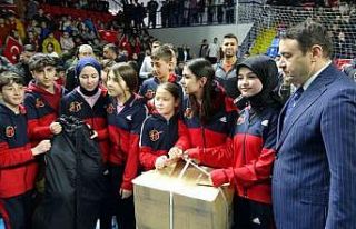 Kütahya’da sporculara malzeme desteği dağıtıldı