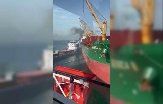 Limandan çıkan gemi, başka bir gemiye çarptı......