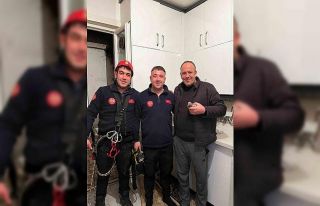 Mahsur kalan güvercini özgürlüğüne itfaiye kavuşturdu