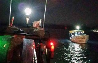 Makine arızası yapan tekneyi Kıyı Emniyet ekipleri...