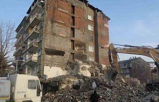 Malatya’da yıkım sırasında hasar gören 6 katlı...