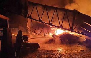 Manisa’da halı fabrikasında yangın: Alevler geceyi...