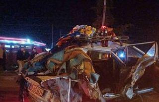 Manisa’da korkunç kaza: Otomobiller hurdaya döndü,...