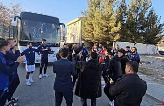 Mardin’de futbolcular, gelin arabasından damadı...