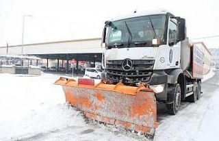 Melikgazi’de karla mücadele kesintisiz sürüyor