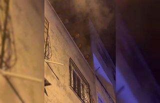 Mersin’de ev yangını: Mahsur kalanları itfaiye...
