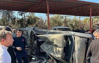 Mersin’de takla atan otomobil yol kenarındaki araçlara...