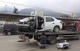 Metro istasyonunun duvarına çarpan otomobil sürücüsü...