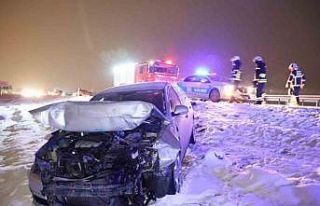 Minibüs, otomobil ve tır çarpıştı, sürücüler...