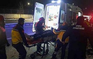 Minibüs otomobile çarptı, 4 kişi yaralandı