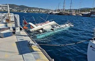 Motoryat sulara gömüldü