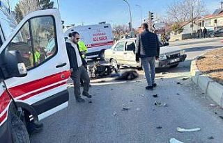 Motosiklet ile otomobil çarpıştı: 1 ölü, 1 yaralı