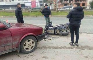 Motosiklet otomobille çarpıştı