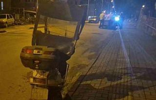 Motosiklet yolun ortasında yürüyen kişiye çarptı