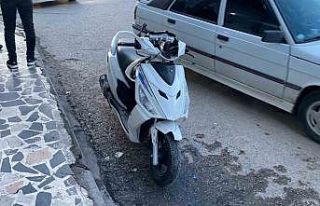 Motosiklete çarpan otomobilin sürürücü olay yerinden...