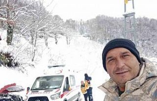 Muhtar karla kapanan yolu traktörle açtı, sağlık...