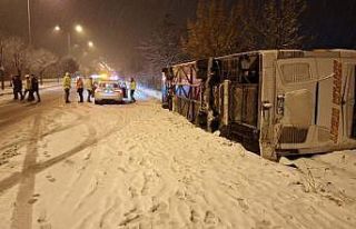 Nevşehir’de buzlu yolda devrilen yolcu otobüsündeki...