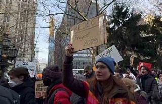 New York’ta binlerce kişi Trump yönetimi ve Elon...