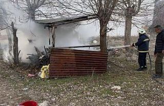 Odunlukta çıkan yangın evlere sıçramadan söndürüldü