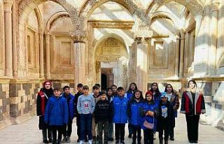 Öğrenciler İshak Paşa Sarayı’nı gezdi