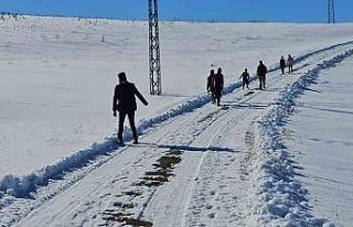 Öğrenciler sömestr tatilinde kızakla kayarak eğleniyor