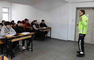 Öğrencilere trafik kuralları anlatıldı