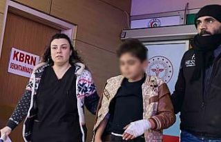 Okulun duvarına tırmanırken tel eline saplanan...