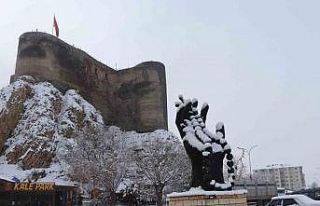 Oltu’da yoğun kar yağışı etkili oldu