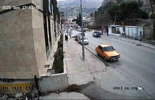 Önüne çıkan otomobile çarparak takla atan motosiklet...