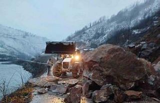 Ordu’da heyelan nedeniyle kapanan yol ulaşıma...