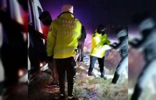 Otobüs ve minibüs kara saplandı, mahsur kalan 53...