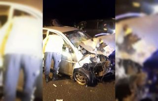 Otomobil kamyonete arkadan çarptı: 2 ölü, 9 yaralı