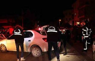 Otomobil, park etmeye çalışan kamyonete çarptı:...