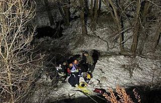 Otomobil şarampole devrildi, yaralılar AFAD ekiplerince...