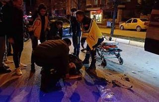 Otomobile çarpan motosikletli yaralandı