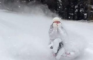 Otomobilin arkasına şambrel bağlayıp, eğlendiler