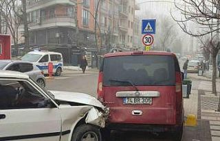 Otomobilin park halindeki araçlara çarptığı kaza...
