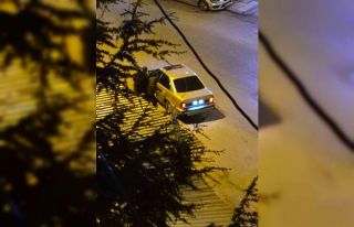 Otomobiliyle drift atan sürücü kendisini uyaran...