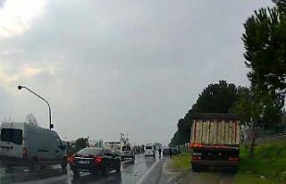 Otomobille çarpışan kamyon ağaca çarparak durabildi:1...