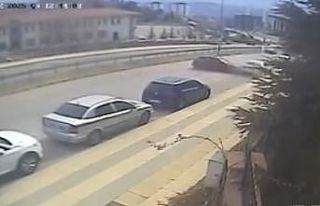 Park halindeki araca çarptı: O anlar kamerada