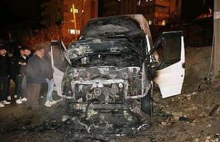 Park halindeki öğrenci servis minibüsünde yangın